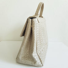 Lataa kuva Galleria-katseluun, Tyylikäs CARINA nahkalaukku, laukussa on säädettävä olkahihna, sisällä kaksi lokeroa, keskellä ja sivussa vetoketjulliset taskut. Väri: luonnonvalkoinen Kaunis kullanvärinen lukkokiinnitys bambu koristeella. Koko: pituus 36 cm, korkeus 24 cm, syvyys 14 cm Hihna : leveys 4, 5 cm max pituus 103 cm Materiaali: nahka Valmistusmaa Italia