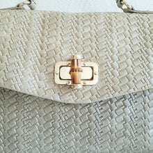 Lataa kuva Galleria-katseluun, Tyylikäs CARINA nahkalaukku, laukussa on säädettävä olkahihna, sisällä kaksi lokeroa, keskellä ja sivussa vetoketjulliset taskut. Väri: luonnonvalkoinen Kaunis kullanvärinen lukkokiinnitys bambu koristeella. Koko: pituus 36 cm, korkeus 24 cm, syvyys 14 cm Hihna : leveys 4, 5 cm max pituus 103 cm Materiaali: nahka Valmistusmaa Italia