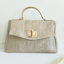 Lataa kuva Galleria-katseluun, Tyylikäs CARINA nahkalaukku, laukussa on säädettävä olkahihna, sisällä kaksi lokeroa, keskellä ja sivussa vetoketjulliset taskut. Väri: luonnonvalkoinen Kaunis kullanvärinen lukkokiinnitys bambu koristeella. Koko: pituus 36 cm, korkeus 24 cm, syvyys 14 cm Hihna : leveys 4, 5 cm max pituus 103 cm Materiaali: nahka Valmistusmaa Italia