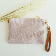 Lataa kuva Galleria-katseluun, Tyylikäs CARA laukku rannehihnalla ja säädettävällä nahkaisella olkahihnalla. Sisällä kaunis satiini vuori ja vetoketjullinen sivutasku. Materiaali: raffiapalmu/ nahka/ polyesteri. Väri: vaalea lila. Koko: pituus 22,5 cm, korkeus 17 cm. Hihnan leveys 2 cm ja max pituus 122 cm. Valmistusmaa: Italia.