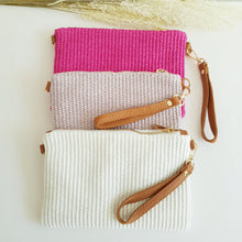 Lataa kuva Galleria-katseluun, Tyylikäs CARA laukku rannehihnalla ja säädettävällä nahkaisella olkahihnalla. Sisällä kaunis satiini vuori ja vetoketjullinen sivutasku. Materiaali: raffiapalmu/ nahka/ polyesteri Koko: pituus 22,5 cm, korkeus 17 cm Hihnan leveys 2 cm ja max pituus 122 cm Valmistusmaa Italia