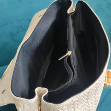 Lataa kuva Galleria-katseluun, Tyylikäs CARINA nahkalaukku, laukussa on säädettävä olkahihna, sisällä kaksi lokeroa, keskellä ja sivussa vetoketjulliset taskut. Väri: luonnonvalkoinen Kaunis kullanvärinen lukkokiinnitys bambu koristeella. Koko: pituus 36 cm, korkeus 24 cm, syvyys 14 cm Hihna : leveys 4, 5 cm max pituus 103 cm Materiaali: nahka Valmistusmaa Italia