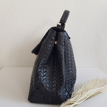 Lataa kuva Galleria-katseluun, Tyylikäs CARINA nahkalaukku, laukussa on säädettävä olkahihna, sisällä kaksi lokeroa, keskellä ja sivussa vetoketjulliset taskut. Väri: musta Kaunis kullanvärinen lukkokiinnitys bambu koristeella. Koko: pituus 36 cm, korkeus 24 cm, syvyys 14 cm Hihna : leveys 4, 5 cm max pituus 103 cm Materiaali: nahka Valmistusmaa Italia