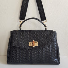 Lataa kuva Galleria-katseluun, Tyylikäs CARINA nahkalaukku, laukussa on säädettävä olkahihna, sisällä kaksi lokeroa, keskellä ja sivussa vetoketjulliset taskut. Väri: musta Kaunis kullanvärinen lukkokiinnitys bambu koristeella. Koko: pituus 36 cm, korkeus 24 cm, syvyys 14 cm Hihna : leveys 4, 5 cm max pituus 103 cm Materiaali: nahka Valmistusmaa Italia