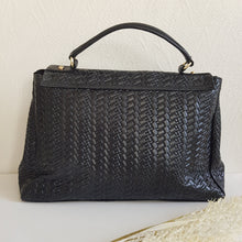 Lataa kuva Galleria-katseluun, Tyylikäs CARINA nahkalaukku, laukussa on säädettävä olkahihna, sisällä kaksi lokeroa, keskellä ja sivussa vetoketjulliset taskut. Väri: musta Kaunis kullanvärinen lukkokiinnitys bambu koristeella. Koko: pituus 36 cm, korkeus 24 cm, syvyys 14 cm Hihna : leveys 4, 5 cm max pituus 103 cm Materiaali: nahka Valmistusmaa Italia