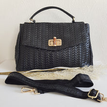 Lataa kuva Galleria-katseluun, Tyylikäs CARINA nahkalaukku, laukussa on säädettävä olkahihna, sisällä kaksi lokeroa, keskellä ja sivussa vetoketjulliset taskut. Väri: musta Kaunis kullanvärinen lukkokiinnitys bambu koristeella. Koko: pituus 36 cm, korkeus 24 cm, syvyys 14 cm Hihna : leveys 4, 5 cm max pituus 103 cm Materiaali: nahka Valmistusmaa Italia