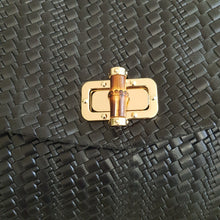 Lataa kuva Galleria-katseluun, Tyylikäs CARINA nahkalaukku, laukussa on säädettävä olkahihna, sisällä kaksi lokeroa, keskellä ja sivussa vetoketjulliset taskut. Väri: musta Kaunis kullanvärinen lukkokiinnitys bambu koristeella. Koko: pituus 36 cm, korkeus 24 cm, syvyys 14 cm Hihna : leveys 4, 5 cm max pituus 103 cm Materiaali: nahka Valmistusmaa Italia