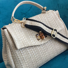 Lataa kuva Galleria-katseluun, Tyylikäs CARINA nahkalaukku, laukussa on säädettävä olkahihna, sisällä kaksi lokeroa, keskellä ja sivussa vetoketjulliset taskut. Väri: luonnonvalkoinen Kaunis kullanvärinen lukkokiinnitys bambu koristeella. Koko: pituus 36 cm, korkeus 24 cm, syvyys 14 cm Hihna : leveys 4, 5 cm max pituus 103 cm Materiaali: nahka Valmistusmaa Italia