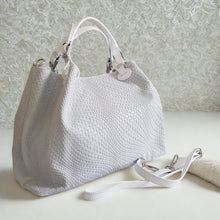 Lataa kuva Galleria-katseluun, CHIARA on näyttävä ja ajattoman tyylikäs laukku, joka on saanut inspiraationsa ikonisen Bottega Venetan designista. Aito käsin punottu intrecciato-nahka, laadukkaat yksityiskohdat ja tilava sisus tekevät siitä täydellisen arkiluksuksen ystäville.