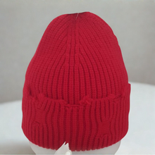 Lataa kuva Galleria-katseluun, CHARLIE on rohkea ja trendikäs beanie, jossa on juuri sopivasti asennetta. Pehmeä 100 % viskoosineulos tuntuu mukavalta päässä ja laskeutuu kauniisti ilman kutinaa. Koristeellisesti ”revitty” viimeistely tekee jokaisesta CHARLIE-piposta yksilöllisen ja antaa sille urbaanin, huolettoman ilmeen. Saatavana kuudessa upeassa sävyssä: lila, kirkkaansininen, turkoosi, vaaleansininen, ruskea ja punainen.