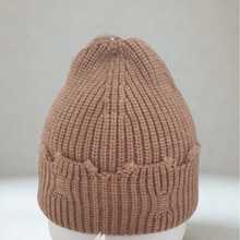 Lataa kuva Galleria-katseluun, CHARLIE on rohkea ja trendikäs beanie, jossa on juuri sopivasti asennetta. Pehmeä 100 % viskoosineulos tuntuu mukavalta päässä ja laskeutuu kauniisti ilman kutinaa. Koristeellisesti ”revitty” viimeistely tekee jokaisesta CHARLIE-piposta yksilöllisen ja antaa sille urbaanin, huolettoman ilmeen. Saatavana kuudessa upeassa sävyssä: lila, kirkkaansininen, turkoosi, vaaleansininen, ruskea ja punainen.