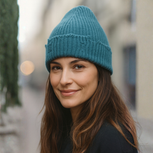 Lataa kuva Galleria-katseluun, CHARLIE on rohkea ja trendikäs beanie, jossa on juuri sopivasti asennetta. Pehmeä 100 % viskoosineulos tuntuu mukavalta päässä ja laskeutuu kauniisti ilman kutinaa. Koristeellisesti ”revitty” viimeistely tekee jokaisesta CHARLIE-piposta yksilöllisen ja antaa sille urbaanin, huolettoman ilmeen. Saatavana kuudessa upeassa sävyssä: lila, kirkkaansininen, turkoosi, vaaleansininen, ruskea ja punainen.