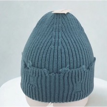 Lataa kuva Galleria-katseluun, CHARLIE on rohkea ja trendikäs beanie, jossa on juuri sopivasti asennetta. Pehmeä 100 % viskoosineulos tuntuu mukavalta päässä ja laskeutuu kauniisti ilman kutinaa. Koristeellisesti ”revitty” viimeistely tekee jokaisesta CHARLIE-piposta yksilöllisen ja antaa sille urbaanin, huolettoman ilmeen. Saatavana kuudessa upeassa sävyssä: lila, kirkkaansininen, turkoosi, vaaleansininen, ruskea ja punainen.