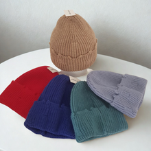 Lataa kuva Galleria-katseluun, CHARLIE on rohkea ja trendikäs beanie, jossa on juuri sopivasti asennetta. Pehmeä 100 % viskoosineulos tuntuu mukavalta päässä ja laskeutuu kauniisti ilman kutinaa. Koristeellisesti ”revitty” viimeistely tekee jokaisesta CHARLIE-piposta yksilöllisen ja antaa sille urbaanin, huolettoman ilmeen. Saatavana kuudessa upeassa sävyssä: lila, kirkkaansininen, turkoosi, vaaleansininen, ruskea ja punainen.