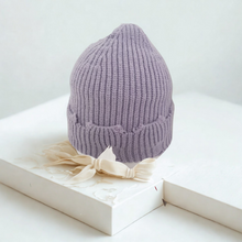 Lataa kuva Galleria-katseluun, CHARLIE on rohkea ja trendikäs beanie, jossa on juuri sopivasti asennetta. Pehmeä 100 % viskoosineulos tuntuu mukavalta päässä ja laskeutuu kauniisti ilman kutinaa. Koristeellisesti ”revitty” viimeistely tekee jokaisesta CHARLIE-piposta yksilöllisen ja antaa sille urbaanin, huolettoman ilmeen. Saatavana kuudessa upeassa sävyssä: lila, kirkkaansininen, turkoosi, vaaleansininen, ruskea ja punainen.