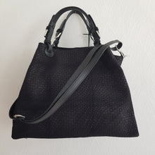 Lataa kuva Galleria-katseluun, Ajattoman tyylikäs CHIARA mustassa käsin punotussa nahassa – varma valinta arkeen ja juhlaan.