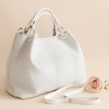 Lataa kuva Galleria-katseluun, CHIARA on näyttävä ja ajattoman tyylikäs laukku, joka on saanut inspiraationsa ikonisen Bottega Venetan designista. Aito käsin punottu intrecciato-nahka, laadukkaat yksityiskohdat ja tilava sisus tekevät siitä täydellisen arkiluksuksen ystäville.