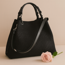 Lataa kuva Galleria-katseluun, Käsin punottu intrecciato-nahka, ajaton design ja huippulaatu. Täydellinen arkeen, kun haluat ripauksen eleganssia pienemmässä koossa. Varustettu vetoketjullisella tilanjakajalla, käytännöllisillä taskuilla, säädettävällä olkahihnalla ja tukevilla kantokahvoilla. Jämäkkä rakenne säilyttää muotonsa.