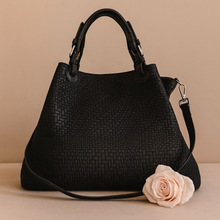 Lataa kuva Galleria-katseluun, Käsin punottu intrecciato-nahka, ajaton design ja huippulaatu. Täydellinen arkeen, kun haluat ripauksen eleganssia pienemmässä koossa. Varustettu vetoketjullisella tilanjakajalla, käytännöllisillä taskuilla, säädettävällä olkahihnalla ja tukevilla kantokahvoilla. Jämäkkä rakenne säilyttää muotonsa.