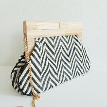 Lataa kuva Galleria-katseluun, Mustavalkoinen EMMA clutch-laukku sivulta, puukehys ja laukun sivuprofiili näkyvissä.