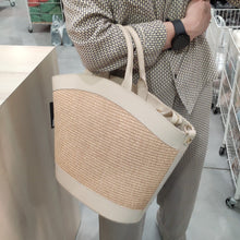 Lataa kuva Galleria-katseluun, Tyylikäs EVELIINA kesälaukku mihin mahtuu kaikki tarvittavat tavarat. Laukussa on yksi iso tasku ja vetoketjullinen piilotasku, sekä tekstiilikangasvuori. Metalliosat ovat kullanväriset. Väri: valkoinen ja musta Materiaali: nahka, raffia Koko: 45 cm x 31 cm x 15 cm Hihnan max pituus 120 cm Valmistusmaa: Italia