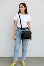 Lataa kuva Galleria-katseluun, FIONA crossbody laukku hopeilla lukoilla