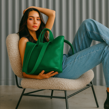 Lataa kuva Galleria-katseluun, Rebecca on tyylikäs shopper-laukku, jossa yhdistyvät italialainen käsityötaito, muuntautuva design ja arjen käytännöllisyys. Aito nahka ja hopeiset metalliosat tekevät laukusta klassikon, joka kestää aikaa ja käyttöä.