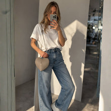 Lataa kuva Galleria-katseluun, Koko: 20,5 × 16,5 cm
Materiaali: nahka
Kiinnitys: vetoketju
Hihna: säädettävä
Väri: punainen, greige, puuteriroosa, konjakinruskea, musta
Valmistusmaa: Italia