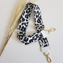 Lataa kuva Galleria-katseluun, ANGIE olkalaukussa on kaksi säädettävää olkahihnaa ja vetoketjukiinnitys. Tupsukoriste toimii vetimenä. Erittäin suosittu crossbody malli. Materiaali: aitoa nahkaa Väri: valkoinen Koko: pituus 20 cm, korkeus 15 cm, syvyys 7 cm. Laukkuun kuuluu kaksi säädettävää olkahihnaa: kapea nahkahihna kullanvärisillä pistolukoilla, leveys 2 cm, säädettävä pituus 128 cm leveä koristeellinen polyesteri/nahka hihna kullanvärisillä pistolukoilla, leveys 5,5 cm, säädettävä pituus max. 128 cm