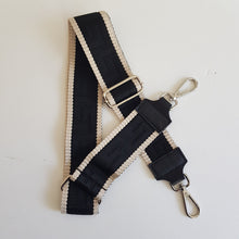 Lataa kuva Galleria-katseluun, Tyylikäs koristekihna hopeilla lukoilla. Sopii mustiin laukkuihin.