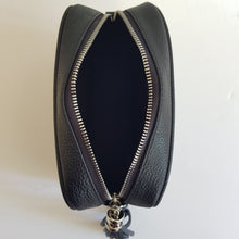 Lataa kuva Galleria-katseluun, ANGIE laukussa on kaksi säädettävää olkahihnaa ja vetoketjukiinnitys. Tupsukoriste toimii vetimenä. Erittäin suosittu crossbody malli. Laukussa yksi tasku ja pieni avotasku ja tekstiilivuorikangas. Väri: musta Materiaali nahka
