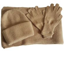 Lataa kuva Galleria-katseluun, ISLA-setti on kuin lämmin halaus: laadukas sekoitus viskoosia, angoraa ja villaa, joka tuntuu ylelliseltä mutta sopii jokaiseen arkipäivään. Pehmeä, lämmin ja viimeisen päälle tyylikäs.
Huivin rento pituus, täydellisesti istuva pipo ja mukavat käsineet tekevät tästä setistä luottokumppanin kylmään kauteen.