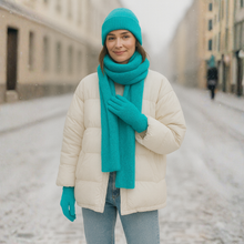 Lataa kuva Galleria-katseluun, ISLA-setti on kuin lämmin halaus: laadukas sekoitus viskoosia, angoraa ja villaa, joka tuntuu ylelliseltä mutta sopii jokaiseen arkipäivään. Pehmeä, lämmin ja viimeisen päälle tyylikäs.
Huivin rento pituus, täydellisesti istuva pipo ja mukavat käsineet tekevät tästä setistä luottokumppanin kylmään kauteen.