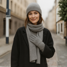 Lataa kuva Galleria-katseluun, ISLA-setti on kuin lämmin halaus: laadukas sekoitus viskoosia, angoraa ja villaa, joka tuntuu ylelliseltä mutta sopii jokaiseen arkipäivään. Pehmeä, lämmin ja viimeisen päälle tyylikäs.
Huivin rento pituus, täydellisesti istuva pipo ja mukavat käsineet tekevät tästä setistä luottokumppanin kylmään kauteen.