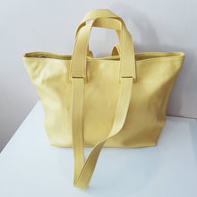 Lataa kuva Galleria-katseluun, Rebecca on tyylikäs shopper-laukku, jossa yhdistyvät italialainen käsityötaito, muuntautuva design ja arjen käytännöllisyys. Aito nahka ja hopeiset metalliosat tekevät laukusta klassikon, joka kestää aikaa ja käyttöä.