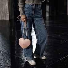 Lataa kuva Galleria-katseluun, Nahkainen sydan laukku
Koko: 20,5 × 16,5 cm
Materiaali: nahka
Kiinnitys: vetoketju
Hihna: säädettävä
Väri: punainen, greige, puuteriroosa, konjakinruskea, musta
Valmistusmaa: Italia