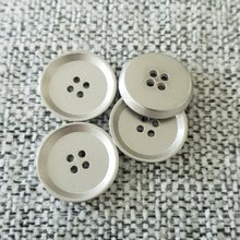 Lataa kuva Galleria-katseluun, Tyylikäs matta hopeanvärinen 4-reikäinen metallinappi 23 mm. Kevyt ja ajaton valinta takkeihin, jakkuihin ja liiveihin. Laadukas viimeistely.