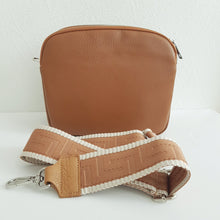 Lataa kuva Galleria-katseluun, ALEXA crossbody nahkalaukku hopeilla lukoilla ja koristehihnalla