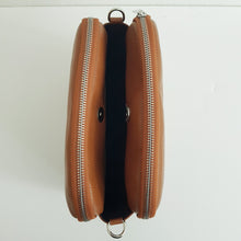 Lataa kuva Galleria-katseluun, ALEXA crossbody nahkalaukku hopeilla lukoilla ja koristehihnalla