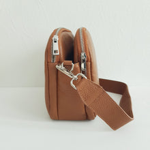 Lataa kuva Galleria-katseluun, ALEXA crossbody nahkalaukku hopeilla lukoilla ja koristehihnalla