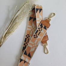 Lataa kuva Galleria-katseluun, ANGIE olkalaukussa on kaksi säädettävää olkahihnaa ja vetoketjukiinnitys. Tupsukoriste toimii vetimenä. Suosittu crossbody malli. Materiaali: aitoa nahkaa Väri: konjakinruskea