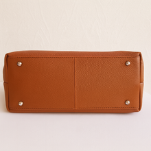 Lataa kuva Galleria-katseluun, Rebecca on tyylikäs shopper-laukku, jossa yhdistyvät italialainen käsityötaito, muuntautuva design ja arjen käytännöllisyys. Aito nahka ja hopeiset metalliosat tekevät laukusta klassikon, joka kestää aikaa ja käyttöä.