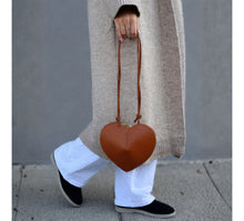 Lataa kuva Galleria-katseluun, Nahkainen sydan laukku
Koko: 20,5 × 16,5 cm
Materiaali: nahka
Kiinnitys: vetoketju
Hihna: säädettävä
Väri: punainen, greige, puuteriroosa, konjakinruskea, musta
Valmistusmaa: Italia