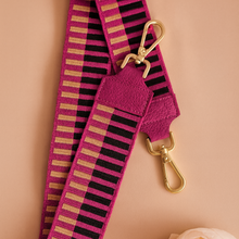 Lataa kuva Galleria-katseluun, Monikäyttöinen olkahihna, joka tuo asuusi ripauksen luksusta nahkayksityiskohtien ja kultasävyisten karabiinien ansiosta.