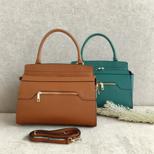 Lataa kuva Galleria-katseluun, Italialainen VENLA-nahkalaukku – tyylikäs ja käytännöllinen valinta arkeen ja töihin.
Tilava malli, vetoketjutaskut ja säädettävä hihna. Saatavilla vihreänä ja mustana.