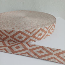 Lataa kuva Galleria-katseluun, Tyylikäs polyesterinauha, josta voi teettää laukku- tai reppuhihnoja, sopii myös vyön valmistukseen. Nauhassa on kaunis kuviointi, pohjaväri on luonnonvalkoinen. Minimitilaus: 1 metri Nauhan leveys: 5 cm Materiaali: 100% polyesteri Värit: sininen, beige, roosa, ruskea ja musta Valmistusmaa: Italia