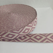 Lataa kuva Galleria-katseluun, Tyylikäs polyesterinauha, josta voi teettää laukku- tai reppuhihnoja, sopii myös vyön valmistukseen. Nauhassa on kaunis kuviointi, pohjaväri on luonnonvalkoinen. Minimitilaus: 1 metri Nauhan leveys: 5 cm Materiaali: 100% polyesteri Värit: sininen, beige, roosa, ruskea ja musta Valmistusmaa: Italia