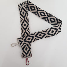 Lataa kuva Galleria-katseluun, Leveä koristeteellinen polyesteri/nahka hihna hopeilla pistolukoilla ja geometrisella printilla, leveys 4 cm, säädettävä pituus max 130cm
Hoito-ohje: Voi suojata nahal