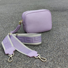 Lataa kuva Galleria-katseluun, ANGIE olkalaukku on aitoa nahkaa. Laukussa on kaksi säädettävää olkahihnaa ja vetoketjukiinnitys. Tupsukoriste toimii vetimenä. Erittäin suosittu cross body malli.Väri: lila. Koko: pituus 20 cm, korkeus 15 cm, syvyys 7. Hinta 84,90€