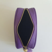 Lataa kuva Galleria-katseluun, ANGIE olkalaukku on aitoa nahkaa. Laukussa on säädettävä olkahihna, koristehihna ja vetoketjukiinnitys. Tupsukoriste toimii vetimenä. Valmistettu Italiassa, erittäin suosittu cross body malli. Väri: lila. Sisaltä löytyy sivutasku.